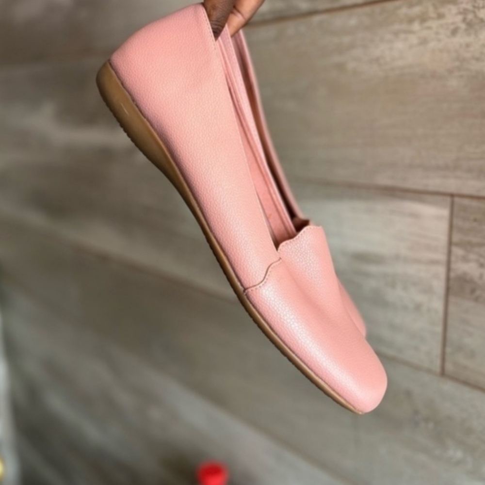 Trotters Sage Scalloped Detail Slip-Ons; fits like 10!